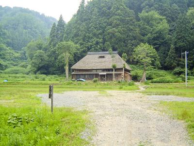 手前は駐車場